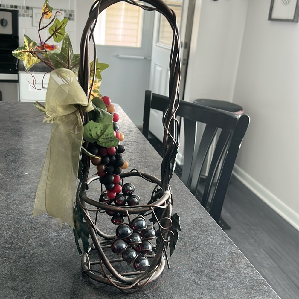 Metal wine holder